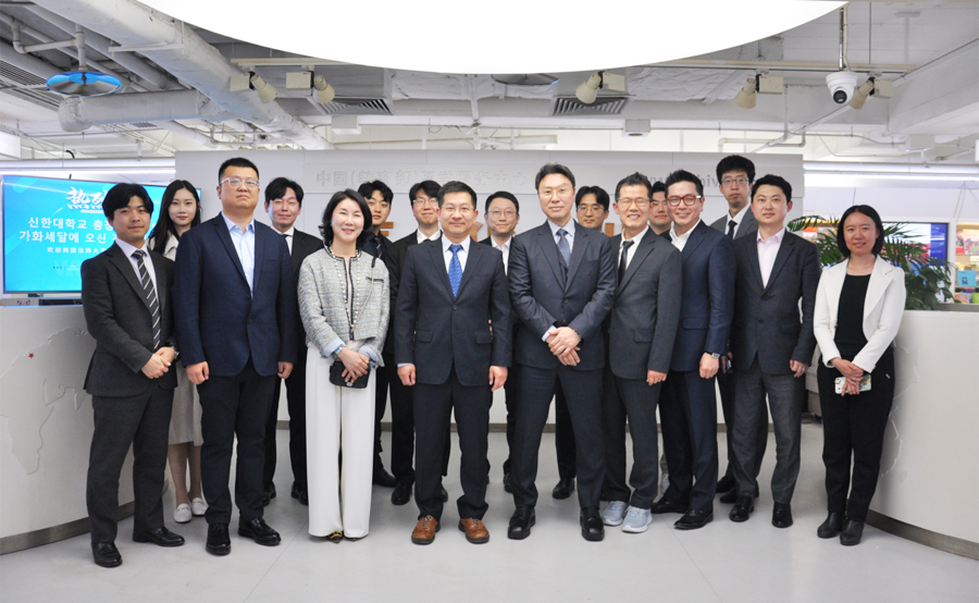 hanguoxinhandaxuexiaochangtuanfangwenjiahuashidabingjuxingxianchangqianyueyishi